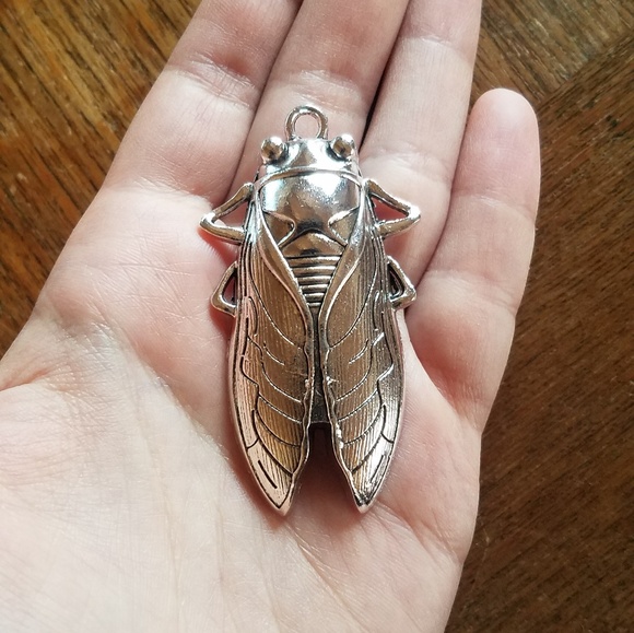 Jewelry - NWOT Silver Cicada Pendant